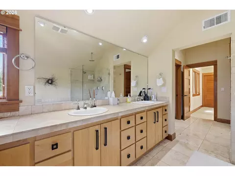Bath - 2909 Lord Byron Pl, Eugene, OR 97408 photo 6 of 6