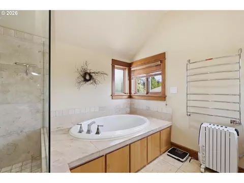 Bath - 2909 Lord Byron Pl, Eugene, OR 97408 photo 4 of 6