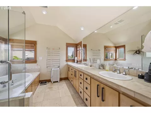 Bath - 2909 Lord Byron Pl, Eugene, OR 97408 photo 3 of 6