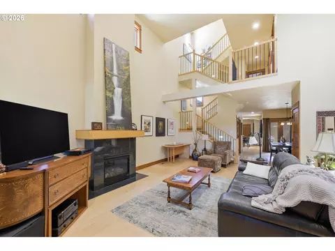 Living - 2909 Lord Byron Pl, Eugene, OR 97408 photo 3 of 5