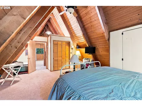 Bedroom - 68750 E Barlow Trail Rd, Rhododendron, OR 97049 photo 3 of 4