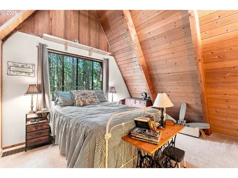 Bedroom - 68750 E Barlow Trail Rd, Rhododendron, OR 97049 photo 2 of 4