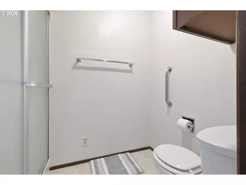 Bath - 600 Cherry Dr #8, Eugene, OR 97401 photo 2 of 6