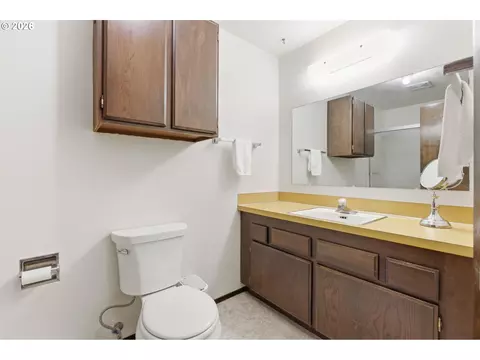 Bath - 600 Cherry Dr #8, Eugene, OR 97401 photo 4 of 6