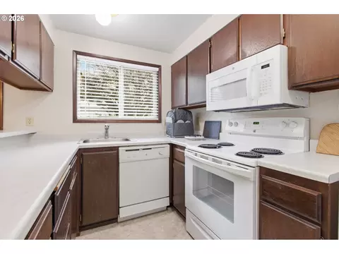 Kitchen - 600 Cherry Dr #8, Eugene, OR 97401 photo 3 of 4