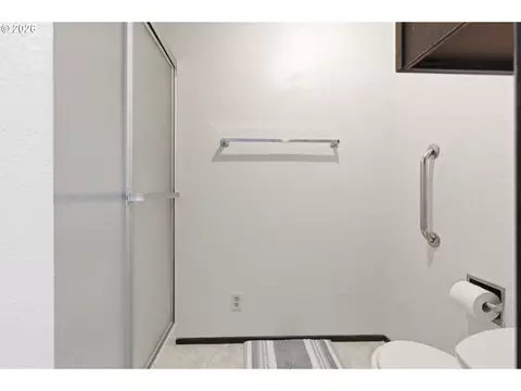 Bath - 600 Cherry Dr #8, Eugene, OR 97401 photo 3 of 6