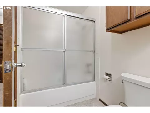 Bath - 600 Cherry Dr #8, Eugene, OR 97401 photo 5 of 6