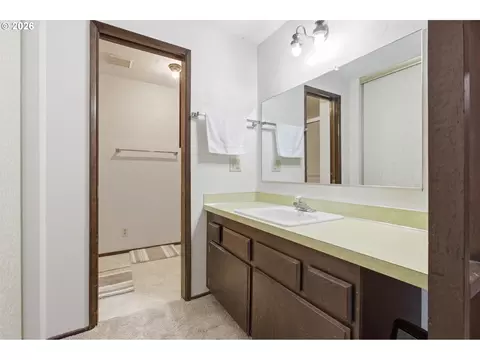 Bath - 600 Cherry Dr #8, Eugene, OR 97401 photo 1 of 6