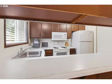 Kitchen - 600 Cherry Dr #8, Eugene, OR 97401 photo 2 of 4