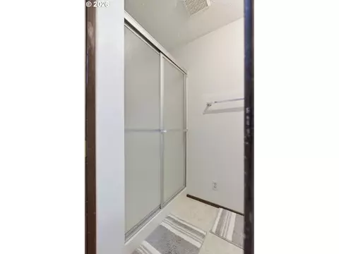 Bath - 600 Cherry Dr #8, Eugene, OR 97401 photo 6 of 6