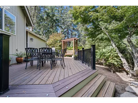 Exterior - 85 W 35th Pl, Eugene, OR 97405 photo 12 of 15