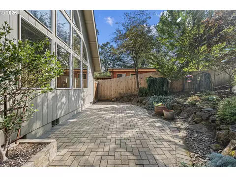Exterior - 85 W 35th Pl, Eugene, OR 97405 photo 3 of 15