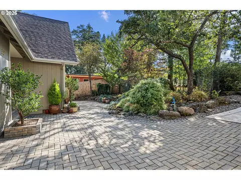 Exterior - 85 W 35th Pl, Eugene, OR 97405 photo 1 of 15