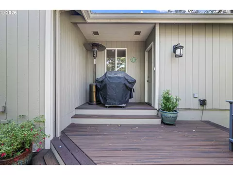 Exterior - 85 W 35th Pl, Eugene, OR 97405 photo 5 of 15