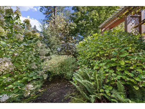 Exterior - 85 W 35th Pl, Eugene, OR 97405 photo 13 of 15