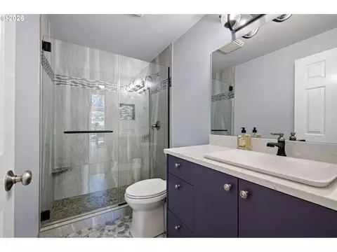 Bath - 85 W 35th Pl, Eugene, OR 97405 photo 1 of 2