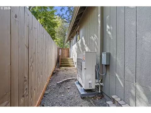 Exterior - 85 W 35th Pl, Eugene, OR 97405 photo 14 of 15