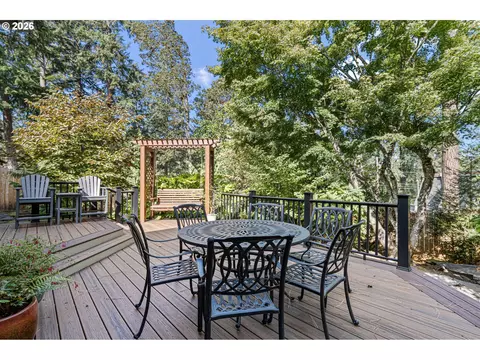 Exterior - 85 W 35th Pl, Eugene, OR 97405 photo 10 of 15