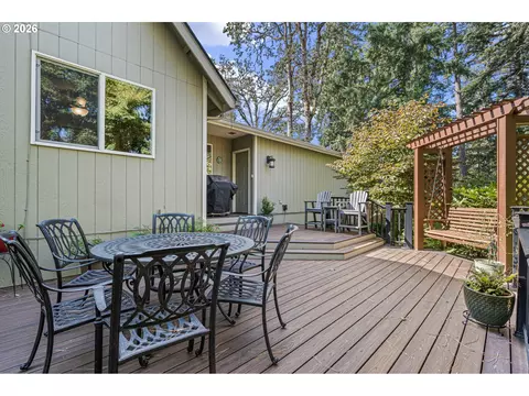 Exterior - 85 W 35th Pl, Eugene, OR 97405 photo 8 of 15