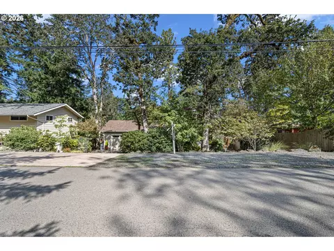 Exterior - 85 W 35th Pl, Eugene, OR 97405 photo 15 of 15