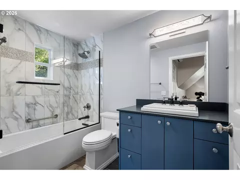 Bath - 85 W 35th Pl, Eugene, OR 97405 photo 2 of 2