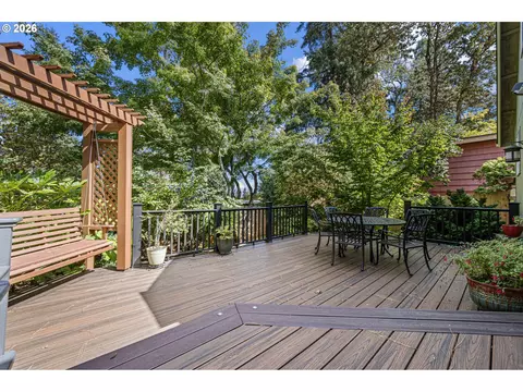 Exterior - 85 W 35th Pl, Eugene, OR 97405 photo 11 of 15