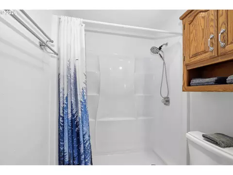 Bath - 1369 City View St, Eugene, OR 97402 photo 2 of 3