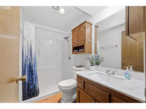 Bath - 1369 City View St, Eugene, OR 97402 photo 3 of 3
