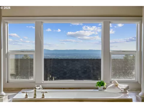 Bath - 4906 NW Highpoint Dr, Camas, WA 98607 photo 2 of 6