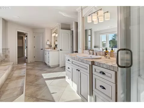 Bath - 4906 NW Highpoint Dr, Camas, WA 98607 photo 4 of 6