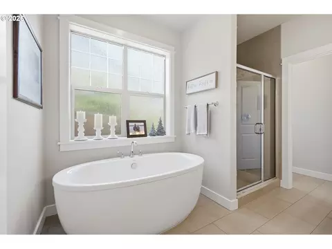 Bath - 6199 Graystone Loop, Springfield, OR 97478 photo 1 of 2
