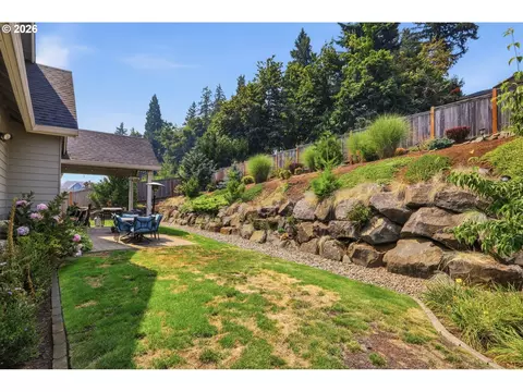 Exterior - 6199 Graystone Loop, Springfield, OR 97478 photo 4 of 10