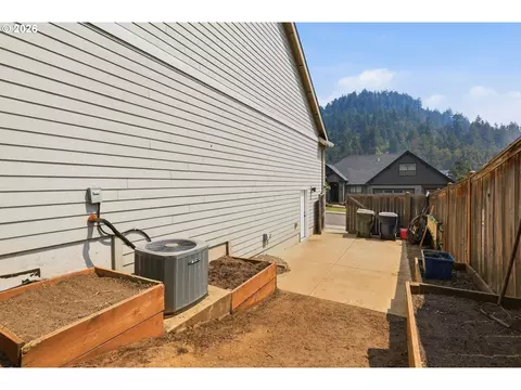 Exterior - 6199 Graystone Loop, Springfield, OR 97478 photo 10 of 10