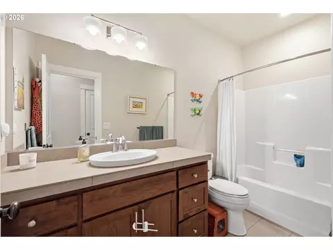 Bath - 6199 Graystone Loop, Springfield, OR 97478 photo 2 of 2