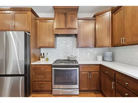 Kitchen - 6199 Graystone Loop, Springfield, OR 97478 photo 5 of 6