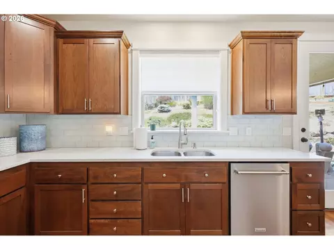 Kitchen - 6199 Graystone Loop, Springfield, OR 97478 photo 6 of 6