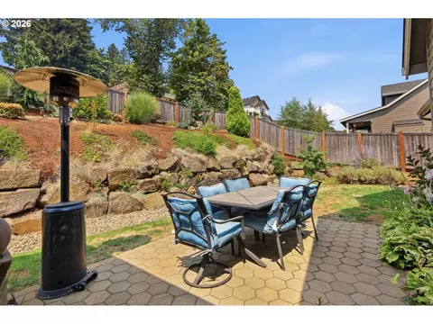 Exterior - 6199 Graystone Loop, Springfield, OR 97478 photo 3 of 10