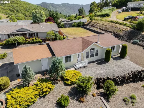 621 Highland Vista Ln, Roseburg, OR 97471