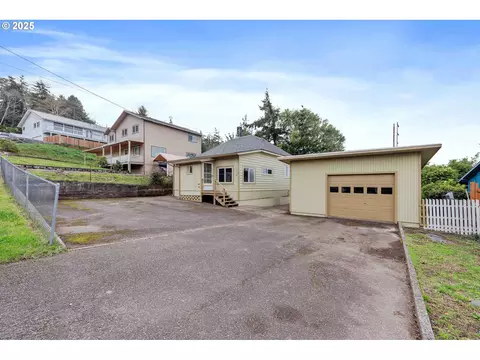 2136 Hamilton St, North Bend, OR 97459