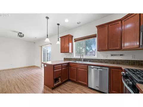 Kitchen - 101 Falcon Ct, Boardman, OR 97818 photo 2 of 2