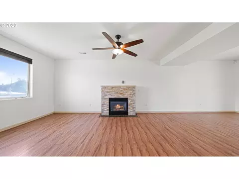 Living - 101 Falcon Ct, Boardman, OR 97818 photo 2 of 4