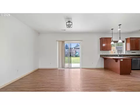 Living - 101 Falcon Ct, Boardman, OR 97818 photo 4 of 4