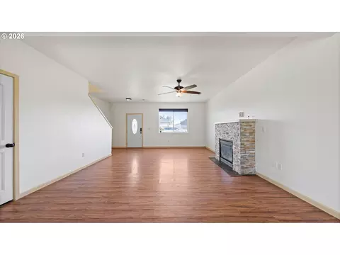 Living - 101 Falcon Ct, Boardman, OR 97818 photo 3 of 4