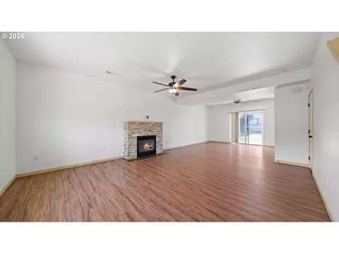 Living - 101 Falcon Ct, Boardman, OR 97818 photo 1 of 4