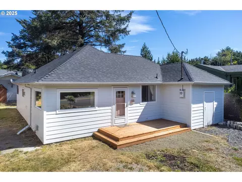 135 Laurel St, Gleneden Beach, OR 97388