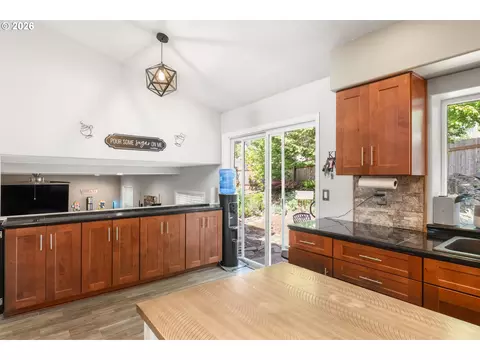 Kitchen - 182 SE Anderson Ln, Gresham, OR 97080 photo 5 of 7