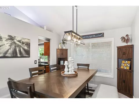 Dining - 182 SE Anderson Ln, Gresham, OR 97080 photo 2 of 4