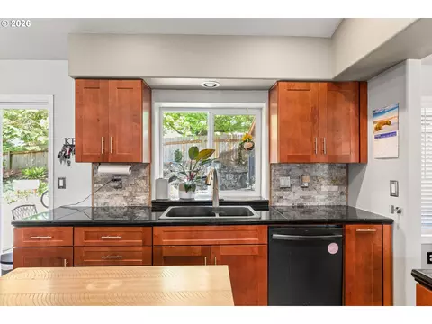 Kitchen - 182 SE Anderson Ln, Gresham, OR 97080 photo 4 of 7