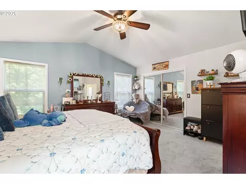 Bedroom - 182 SE Anderson Ln, Gresham, OR 97080 photo 6 of 11