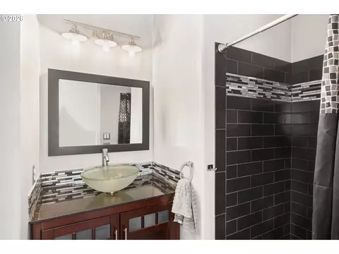 Bath - 182 SE Anderson Ln, Gresham, OR 97080 photo 1 of 7
